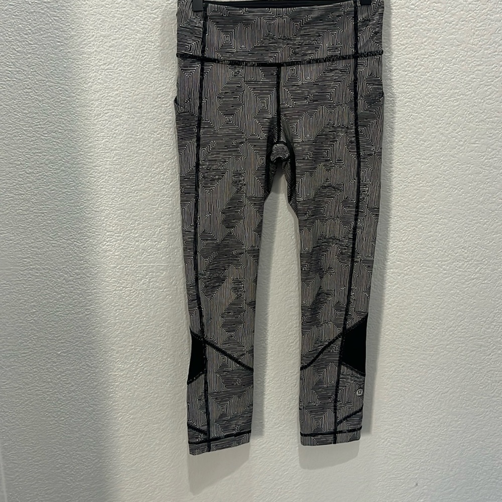 Lululemon black and white design leggings size 4